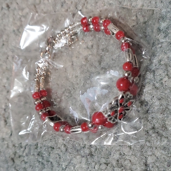 Red Beaded fashion bracelet new - Picture 2 of 2
